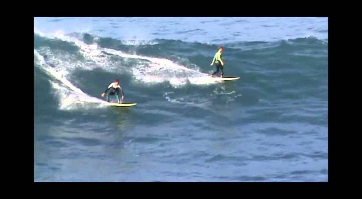 Entrenamiento de La Marea Surfschool en olas grandes